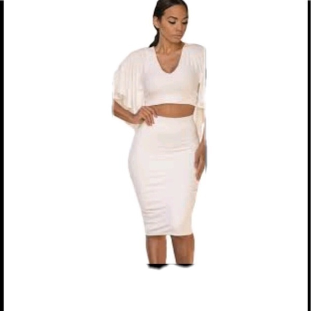 New 🌸White 2 piece skirt set with the top